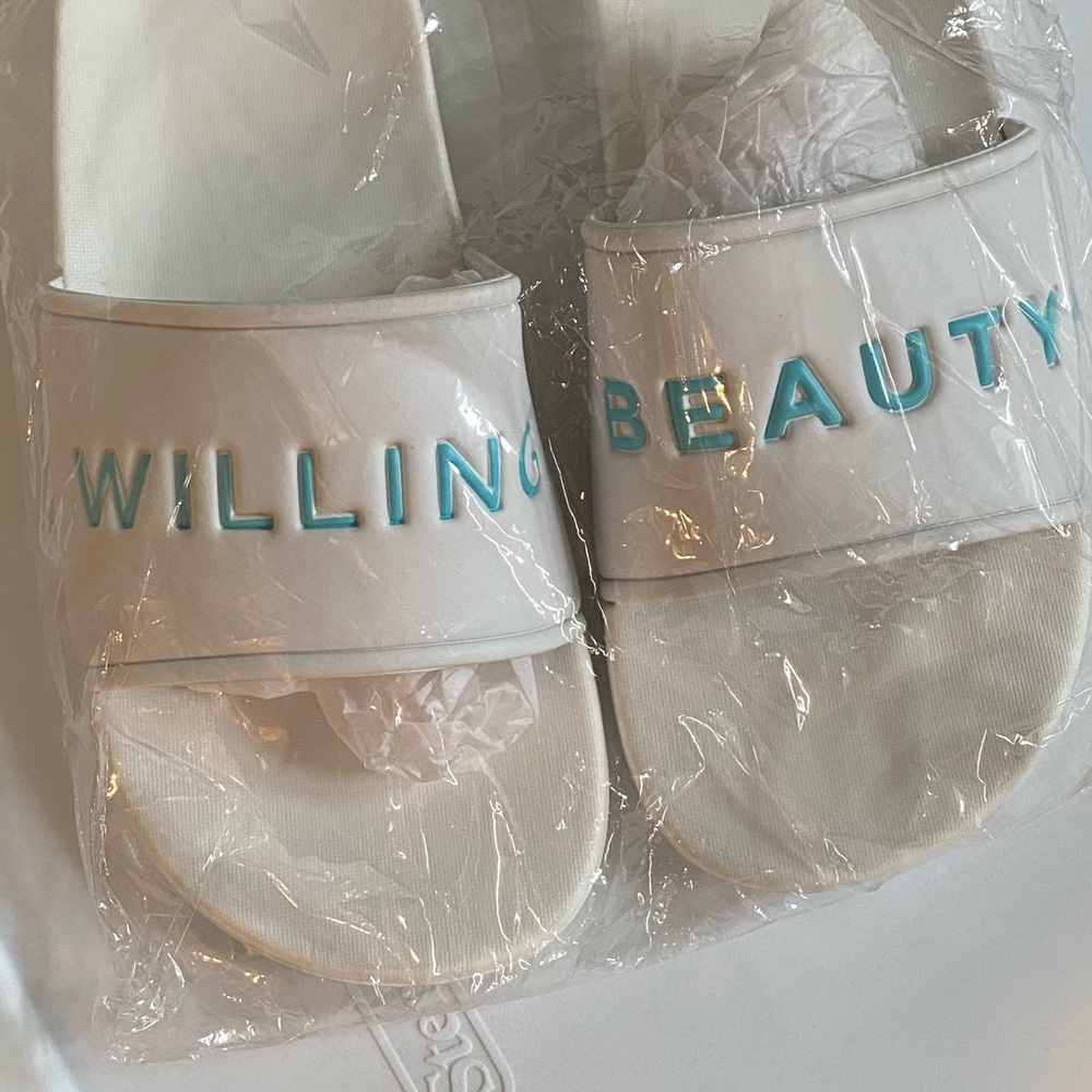 Willing Beauty White Slides Sandals
